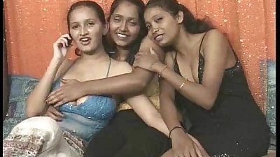 भारतीय लड़कियां प्रस्तुत