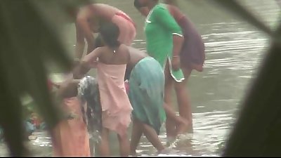 india Las mujeres el baño por el río