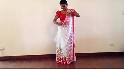 Gorąca Dziewczyna nosić sari pokazując pup