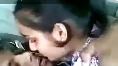 Красивые индийский Девушка поцелуи и путаешься с БФ