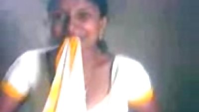 स्थानीय भारतीय महिला पट्टी के लिए उसके ग्राहक पर कन्नड़ ऑडियो