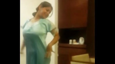 indiase vrouw dansen in hotel kamer