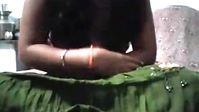 देसी मसाला कॉलेज लड़की दिखा रहा है बड़े स्तन
