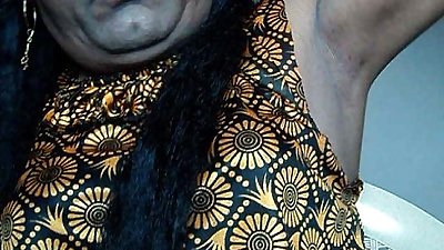 indiase Meisje het scheren oksels Haar door rechte razoravi