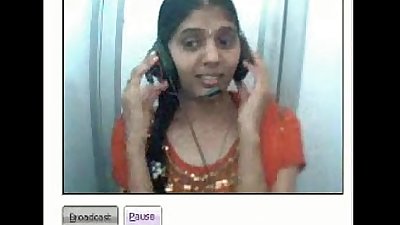 desi Kız Gösterilen Boobs ve KEDİ üzerinde webcam içinde bir netcafe