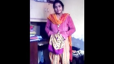 बांग्लादेशी भाभी छिपाने सेक्स उसके dabor पर adultstubeco