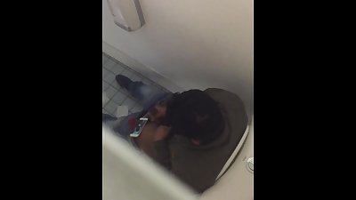 catturato un medio Est Persona è masturbandosi off in il Servizi igienici a Scuola