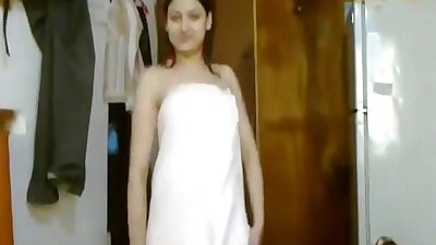 印度 性感的 女孩 跳舞 在 毛巾 后 淋浴