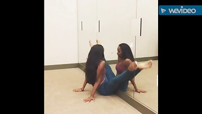 sexy Ebony làm rất gợi tình yoga